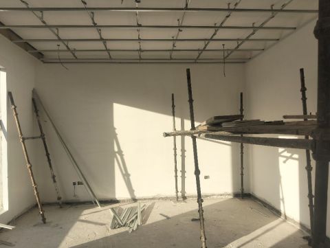 موجود في العين لتركيب