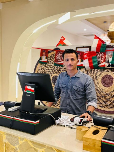 مباشر ومساعد طباخ يمني