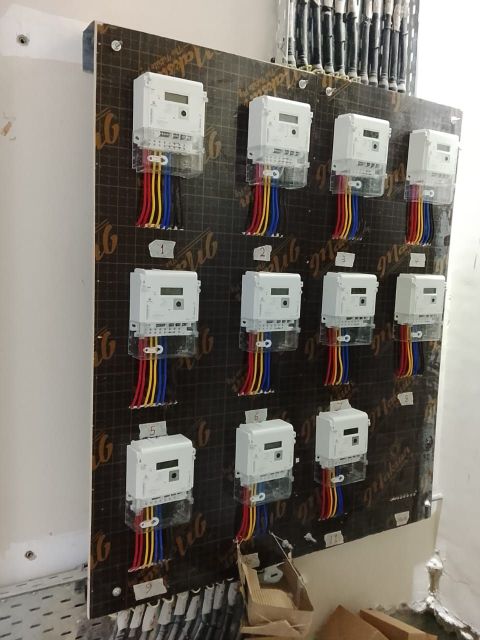 متوفر صنايعي كهرباء يبحث