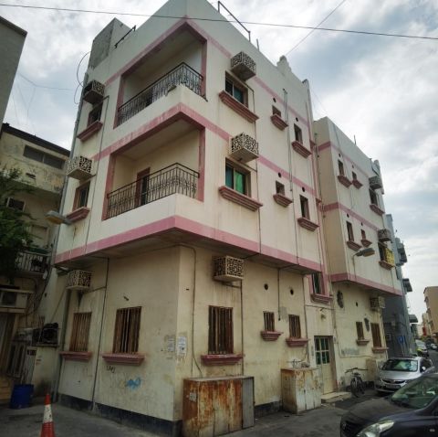 بناية للإيجار شيك، تقع