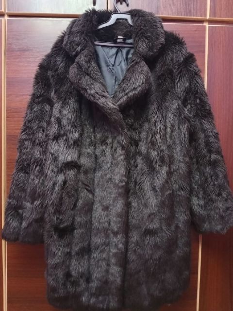 جاكيت فرو أسود ملبوس