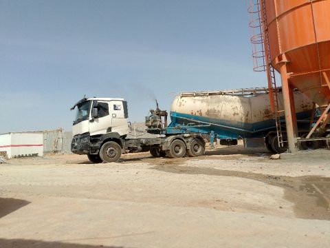 سائق شاحنة لدي الكفاءة