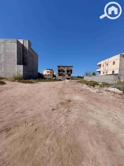 أرض صالحة للبناء مساحتها