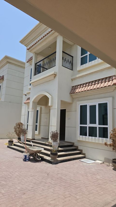 للإيجار فيلا فخمة في