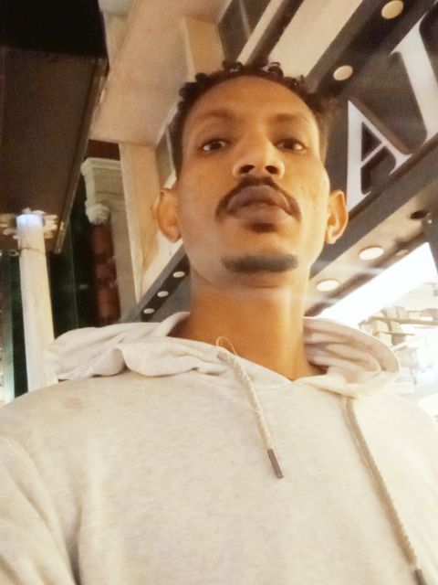 شاب من السودان مقيم
