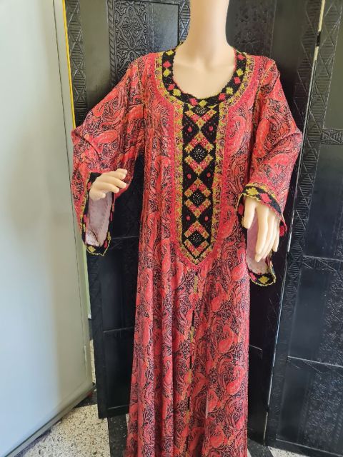 خياطة مغربية ذات خبرة