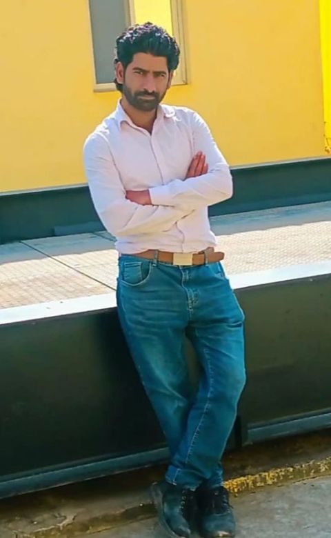 أنا باكستاني ابحث عن
