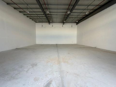 مستودع للإيجار أم القيوين