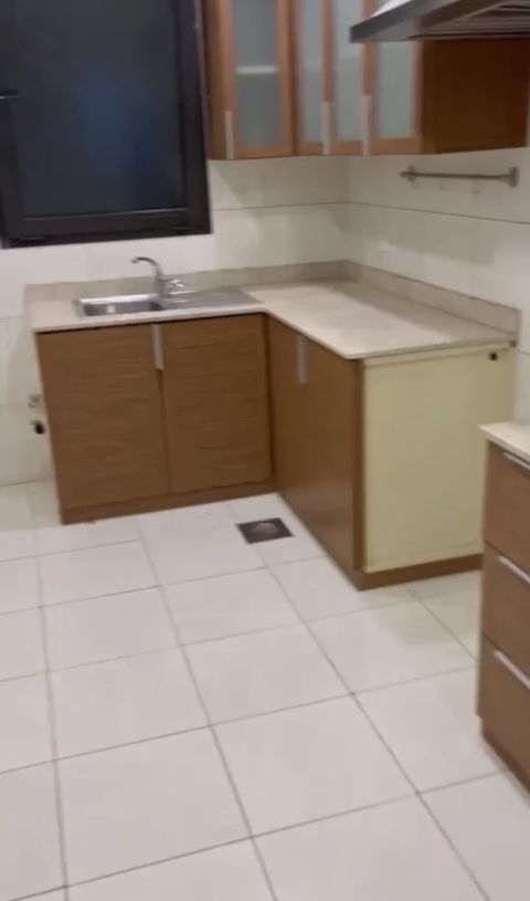 للإيجار: شقة مع رووف