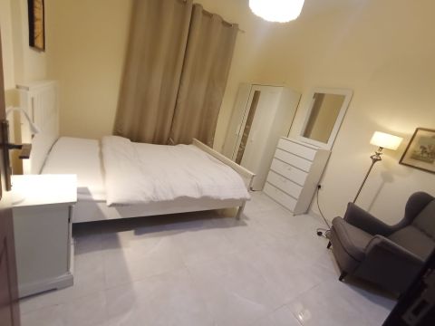 للإيجار غرفة وصالة على