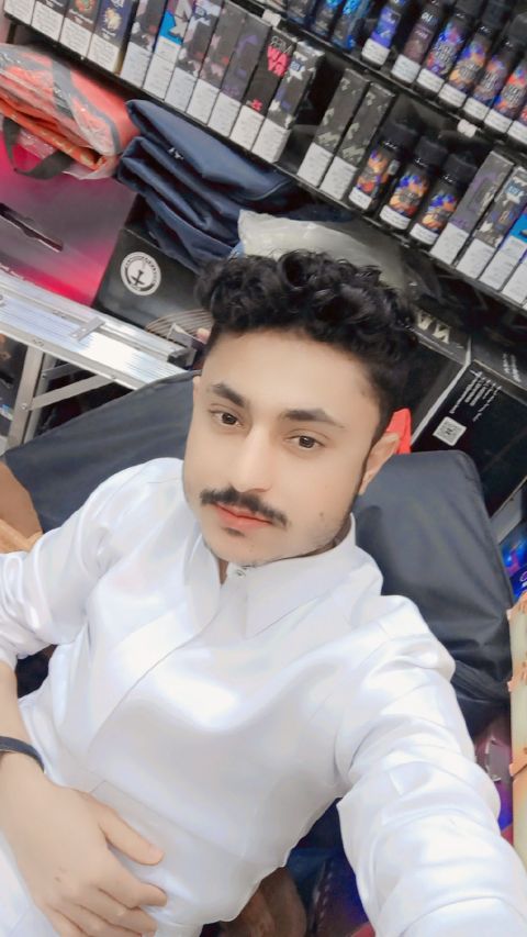 عامل يمني، يبحث عن