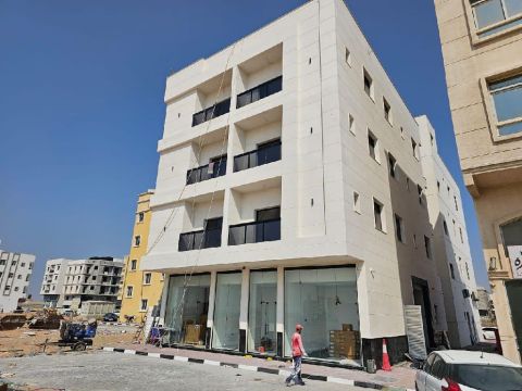 للبيع بناية سكنية تجارية