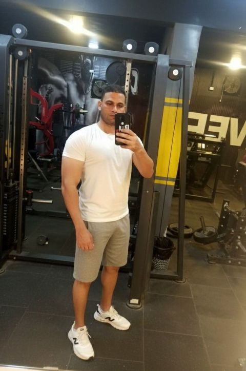 شاب رياضي. بنية جسمانية