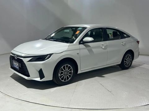 سائق مع سيارة 2026