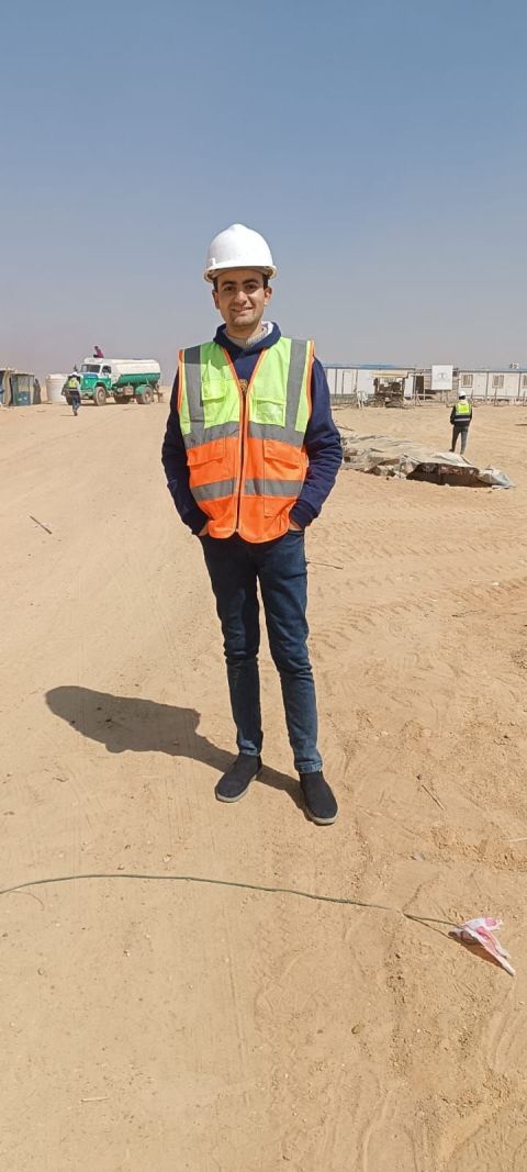 مهندس جيوتفنى Geotechnical engineer.