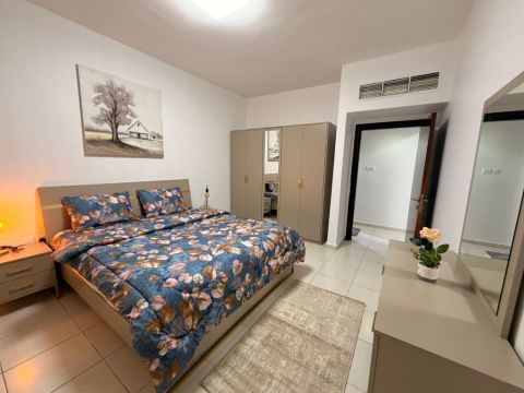 غرفة وصالة باطلالة بحر