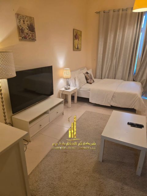 استوديو مع بلكونه ومطبخ