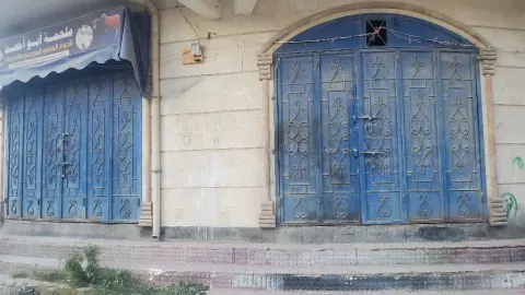 دكان فتحتين للإيجار على