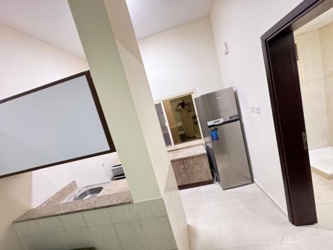 متاح استوديو للإيجار أول