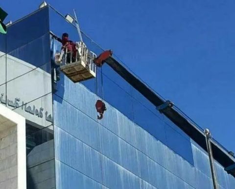 تنظيف واجهات زجاجية ولوحات