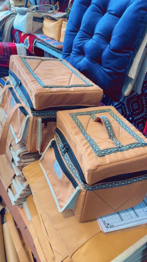 عامل لوازم رحلات خياطة