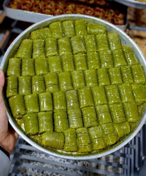 شيف ومدير مصانع حلويات