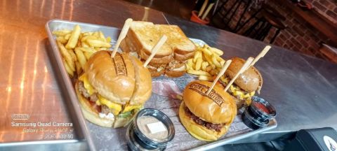 معلم برجر اسماش كرسبي